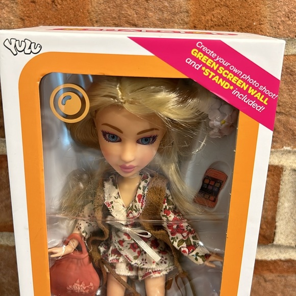Snapstar ASPEN Doll Fashion Traveler Smartphone SNAP STAR Studio App Fashions - Picture 2 of 3